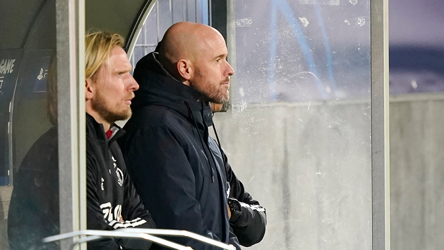 Ten Hag en Poulsen op de Ajax-bank.