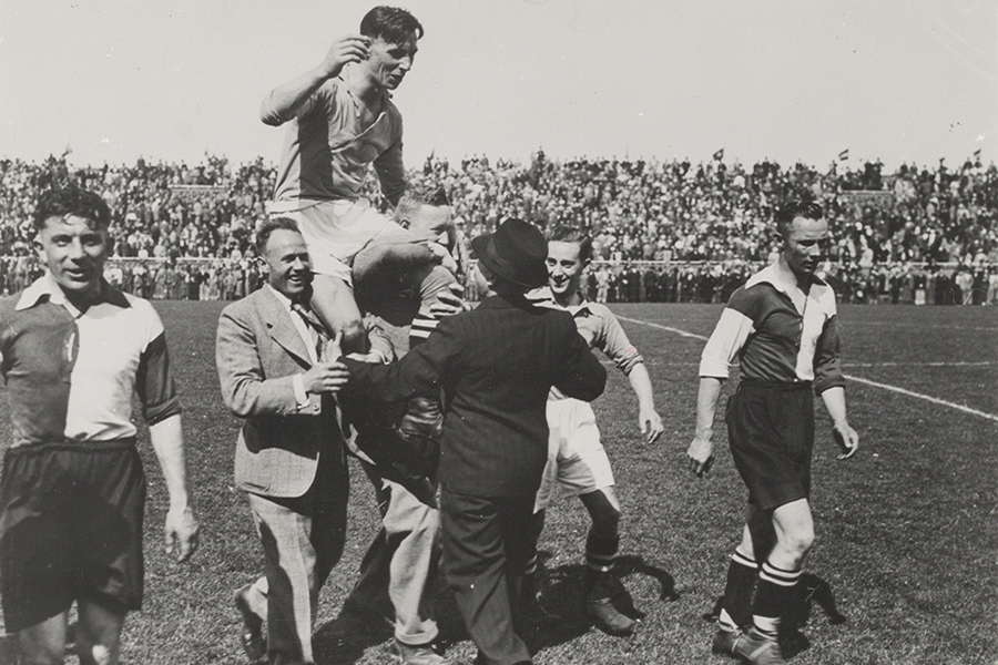 Anderiesen 900 Op De Schouders Nadat De Ploeg In De Kampioenscompetitie In 1937 Dankzij Winst Op Feyenoord De Landstitel Won AFC003000011 0019