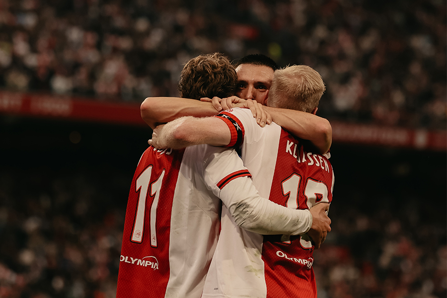 Knuffel Na Goal Klaassen