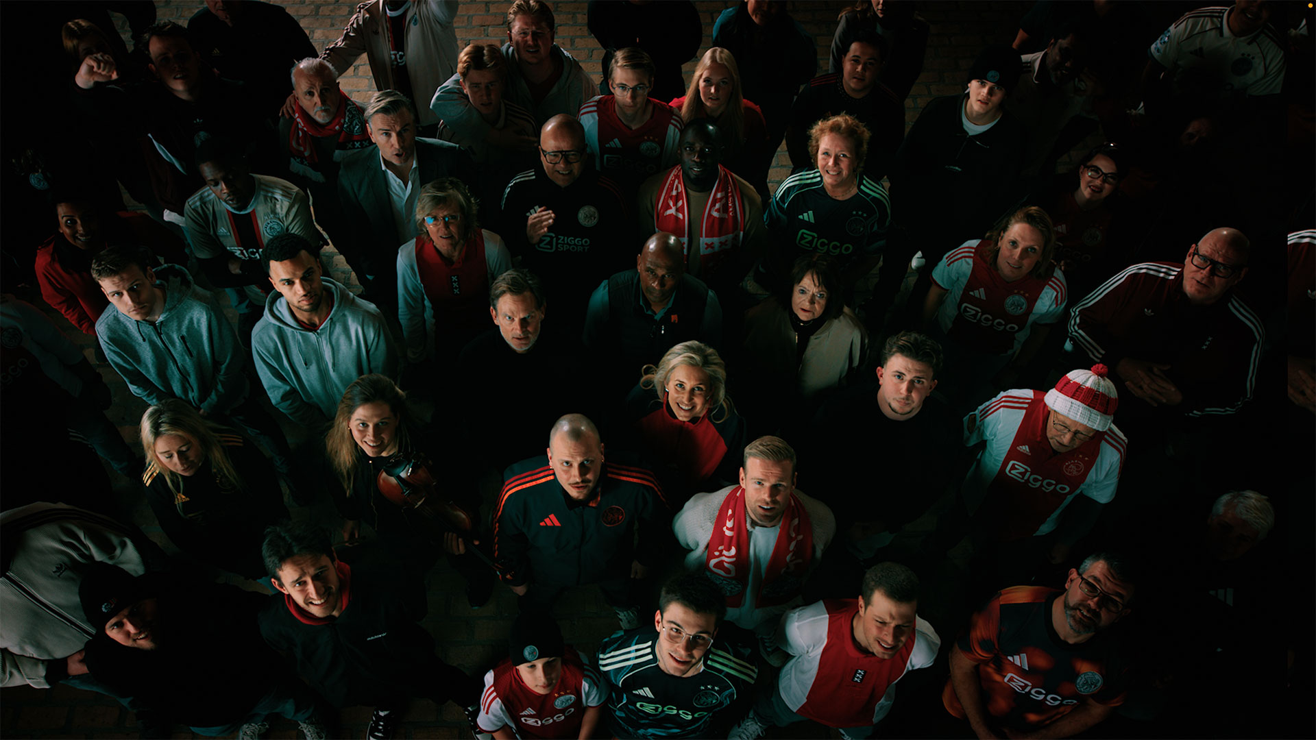 Ziggo verrast Ajax-fans met 54.000 sjaals bij eerste thuiswedstrijd van dit jaar