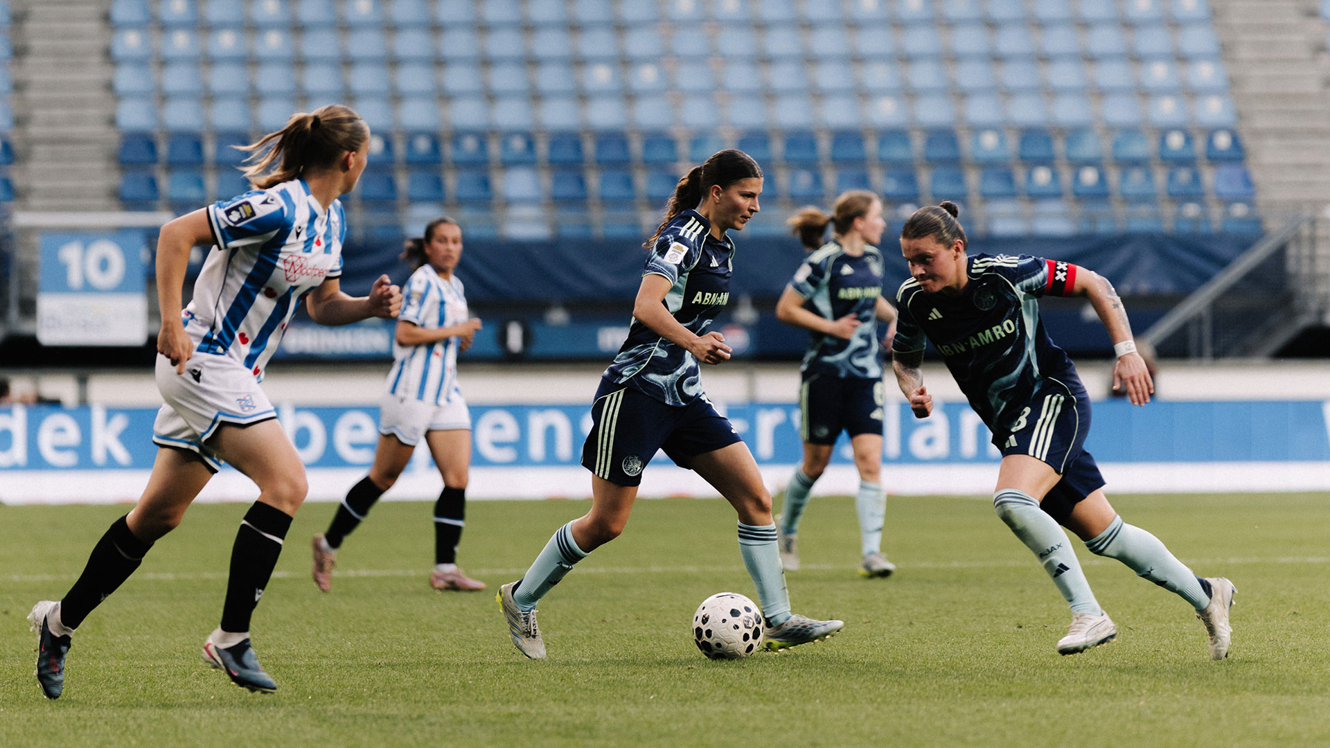 Ajax Vrouwen pakken Champions League-ticket na winst in Heerenveen