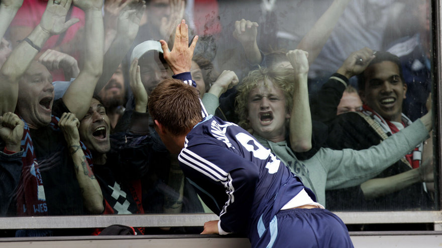 beeldspraak-dolblije-huntelaar-viert-goal-met-even-uitzinnige-supporters