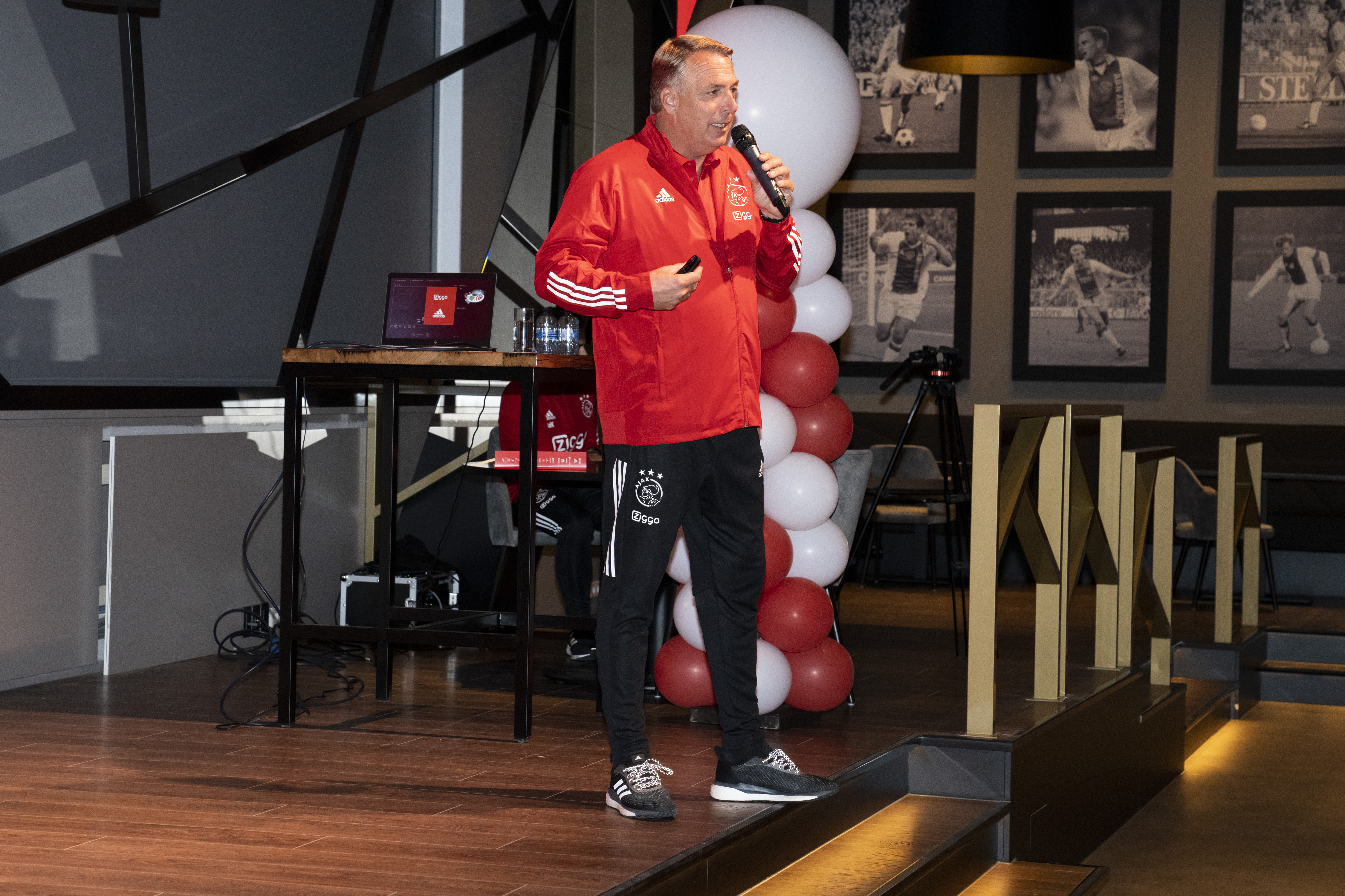 Bart Logchies, hoofddocent van de ACA, spreekt de zaal toe tijdens de diploma-uitreiking en kick-off.