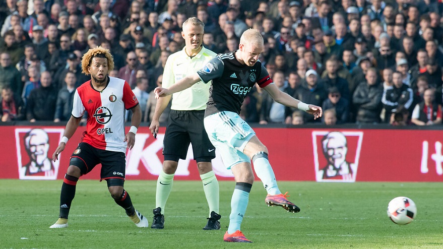 Klaassen haalt uit in de Kuip, in het seizoen 2016-2017.