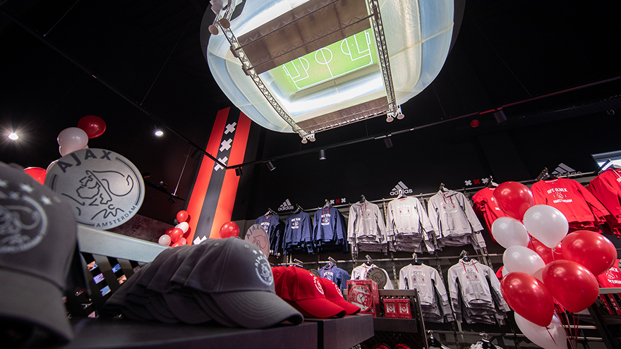 drukke-opening-van-ajax-fanshop-in-batavia-stad-4
