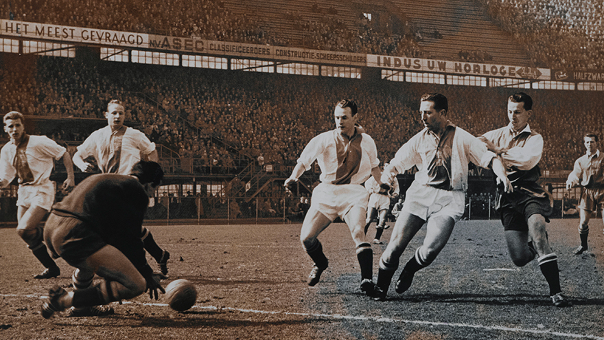 Feyenoord - Ajax in 1958 (2-3): Geelhuijzen loopt tweede van links.