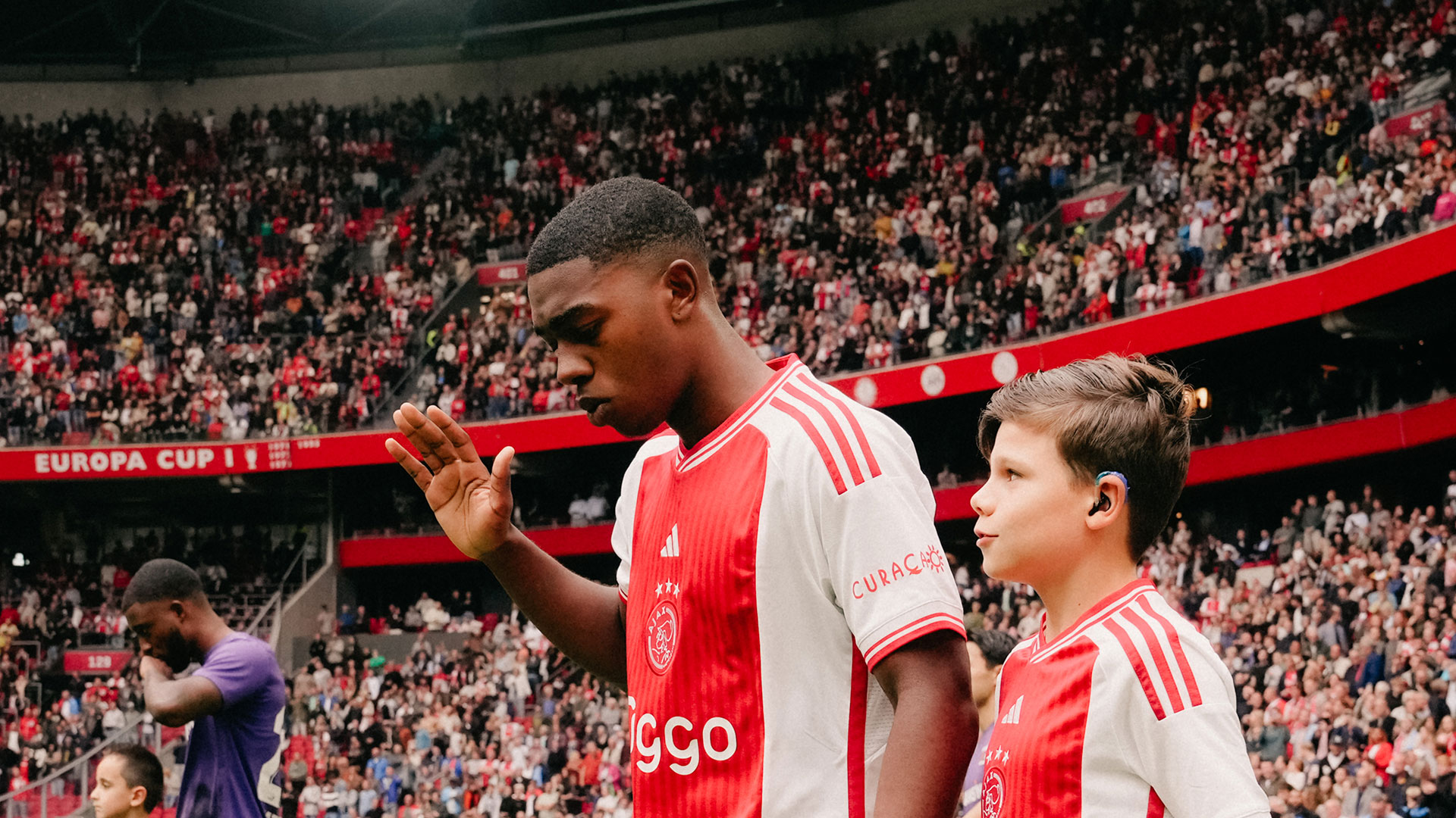 Ajax en Amourricho van Axel Dongen ontbinden arbeidsovereenkomst