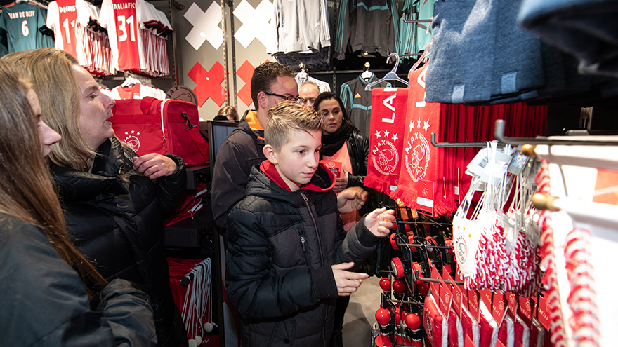 drukke-opening-van-ajax-fanshop-in-batavia-stad-8