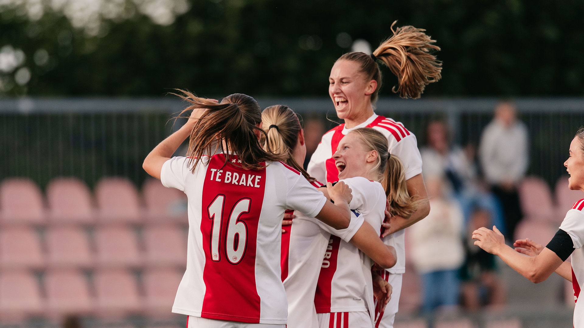 Geduldige Ajax Vrouwen knokken zich langs De Graafschap