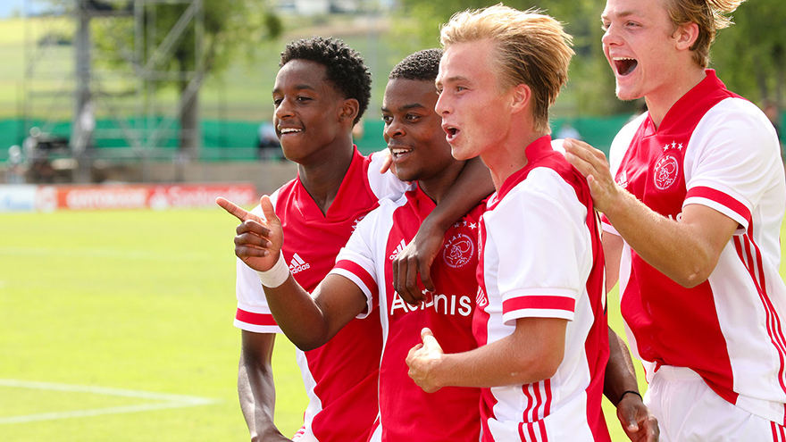 Ajax O19 viert de 0-2.