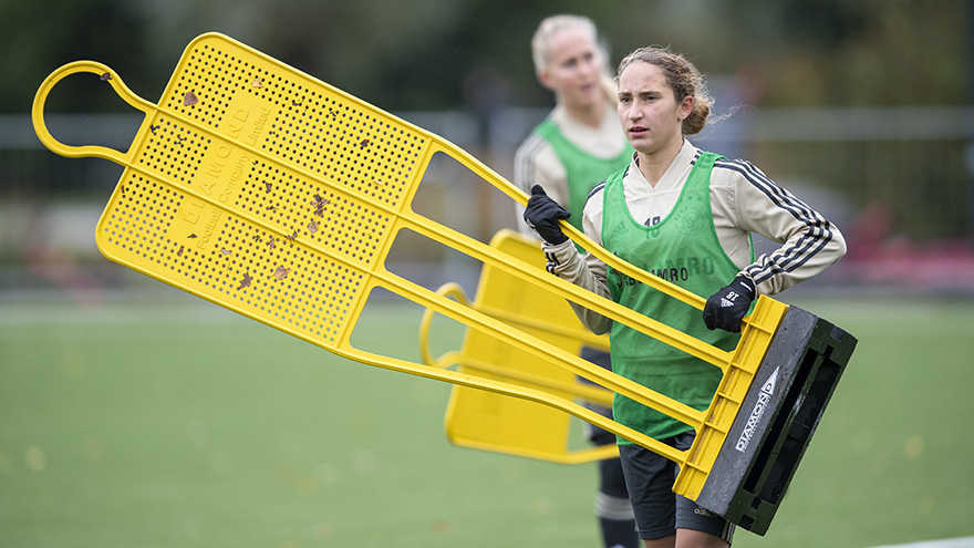 laatste-training-ajax-vrouwen-voor-vlucht-naar-lyon-24