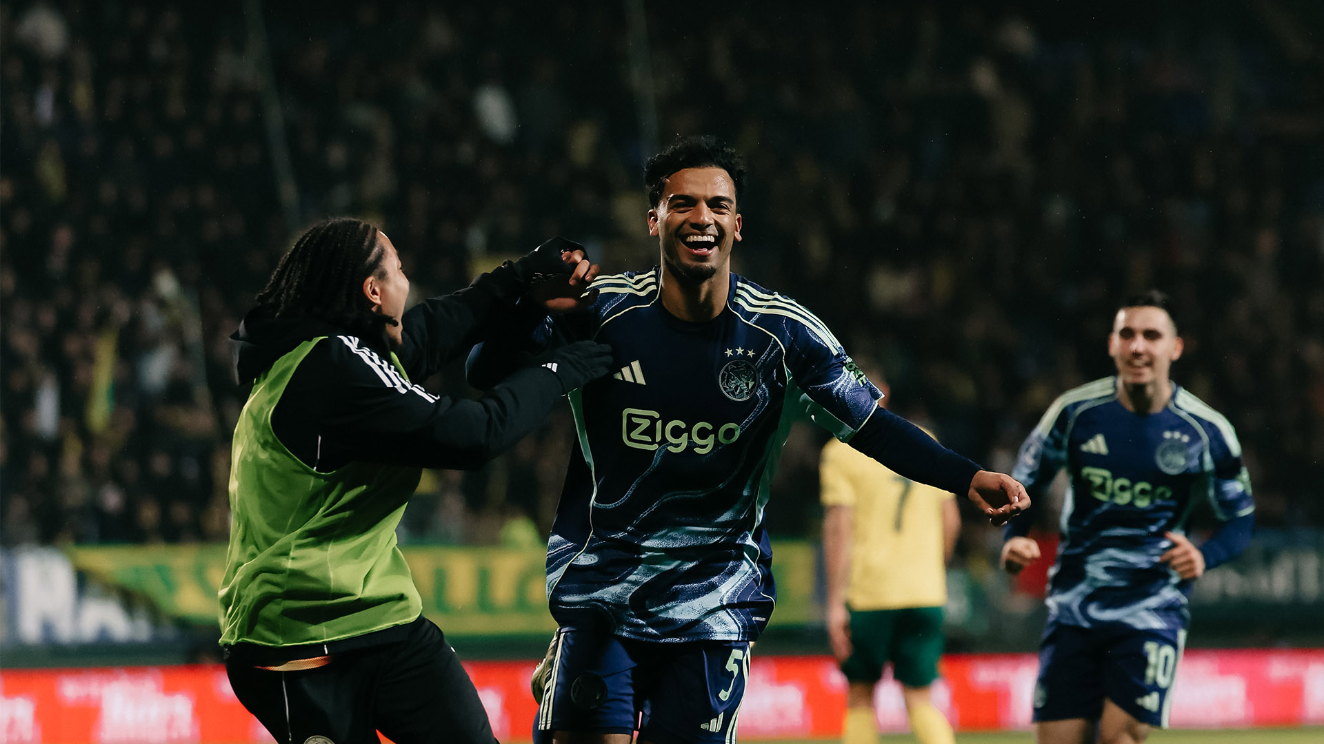 Ajax wint in Limburg: 1-3