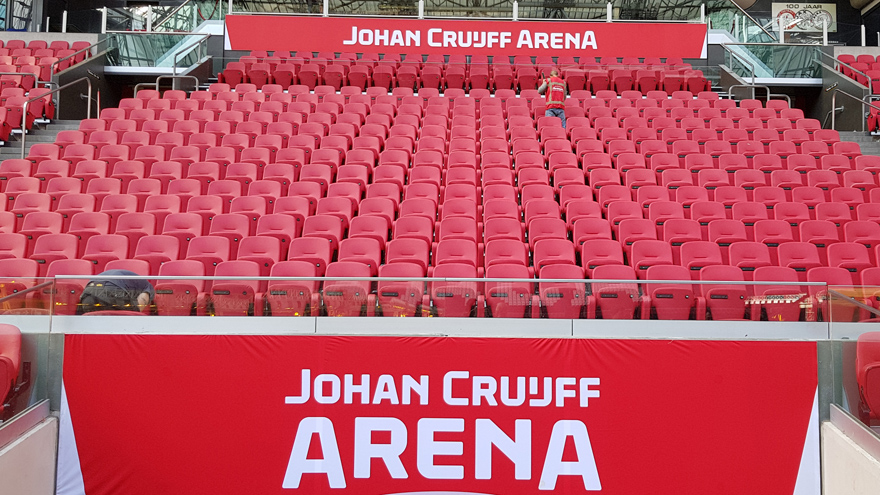 laatste-stoelen-vervangen-johan-cruijff-arena-helemaal-rood-wit-2