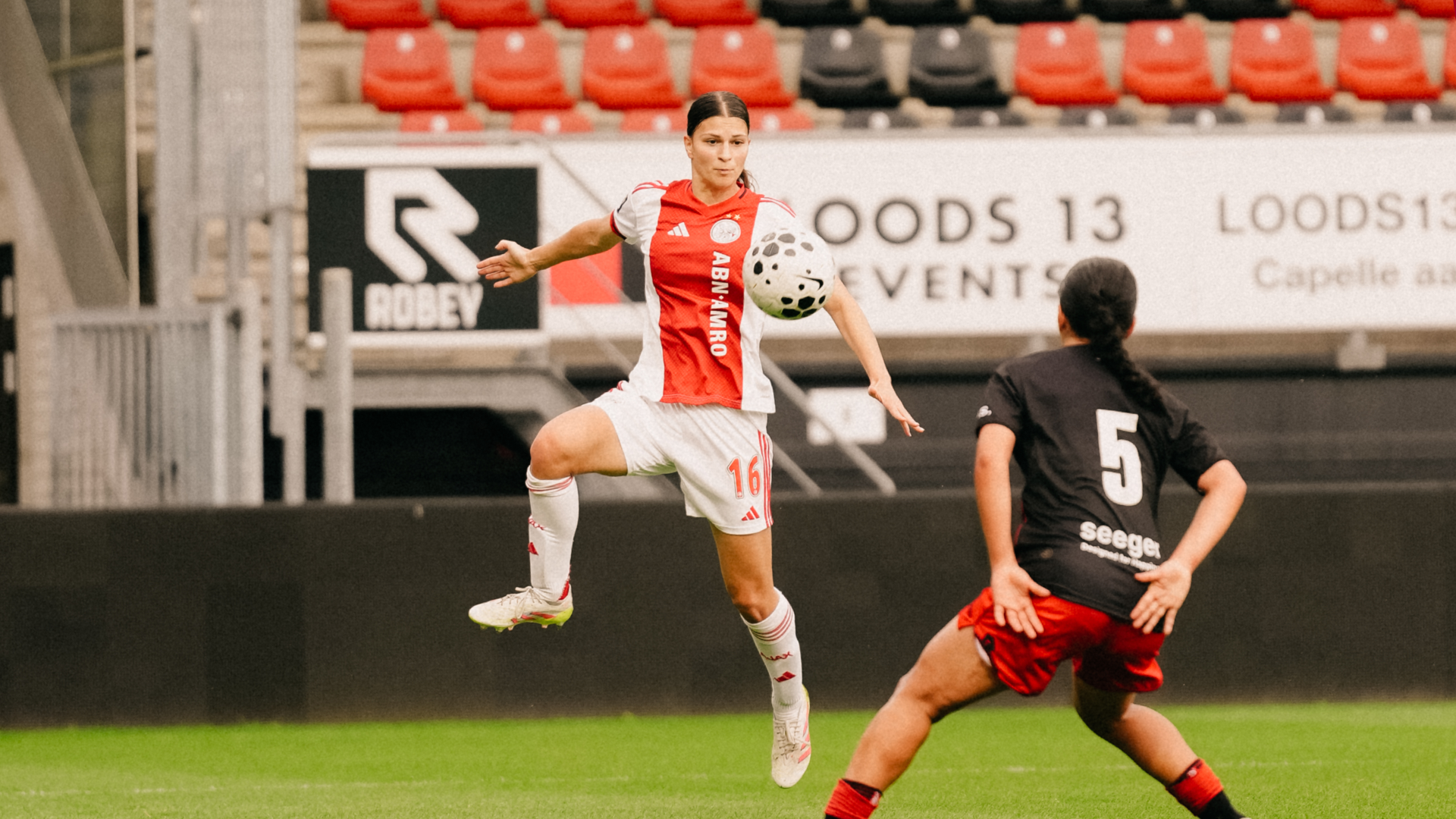 Ajax Vrouwen pakken belangrijke punten in titelstrijd