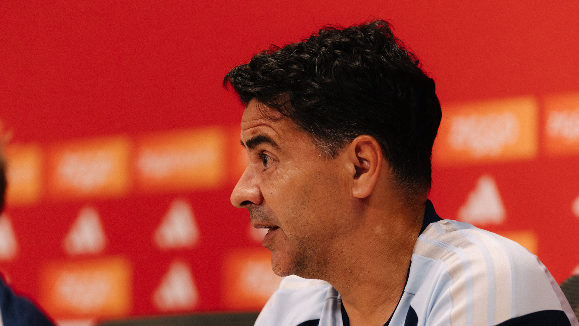Livestream | Persconferentie Míchel Sánchez voor Ajax - NEC