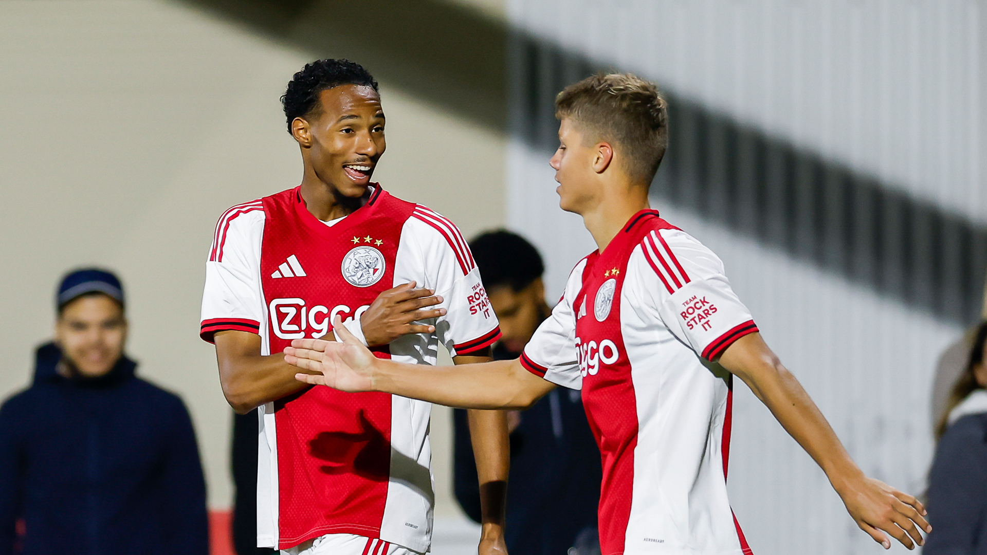 Steur schiet Jong Ajax in slotfase naast Jong PSV