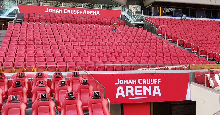 laatste-stoelen-vervangen-johan-cruijff-arena-helemaal-rood-wit