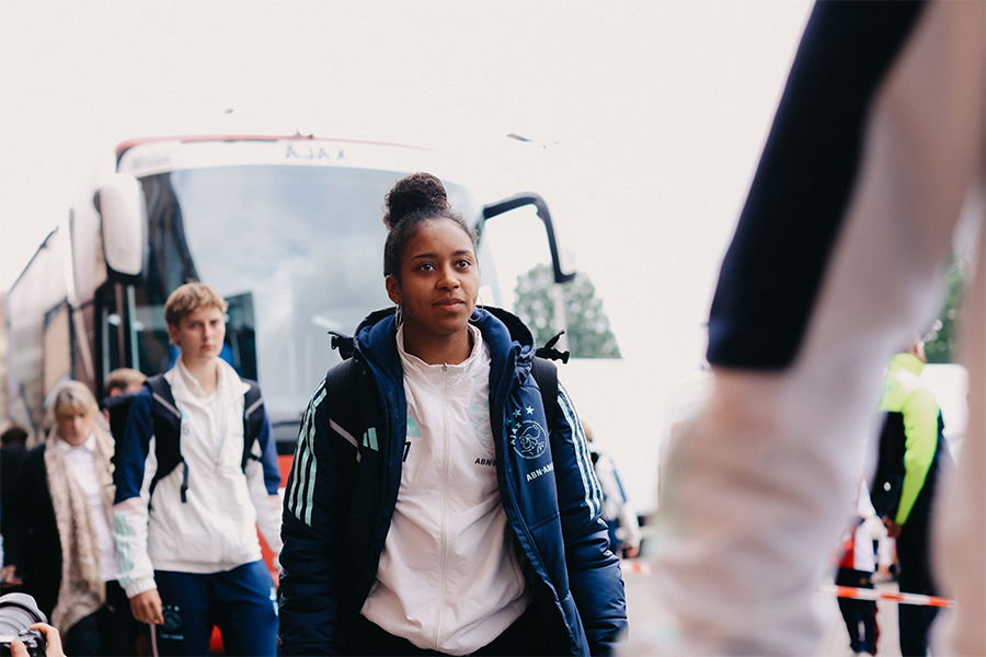 Ajaxvrouwenaankomst3