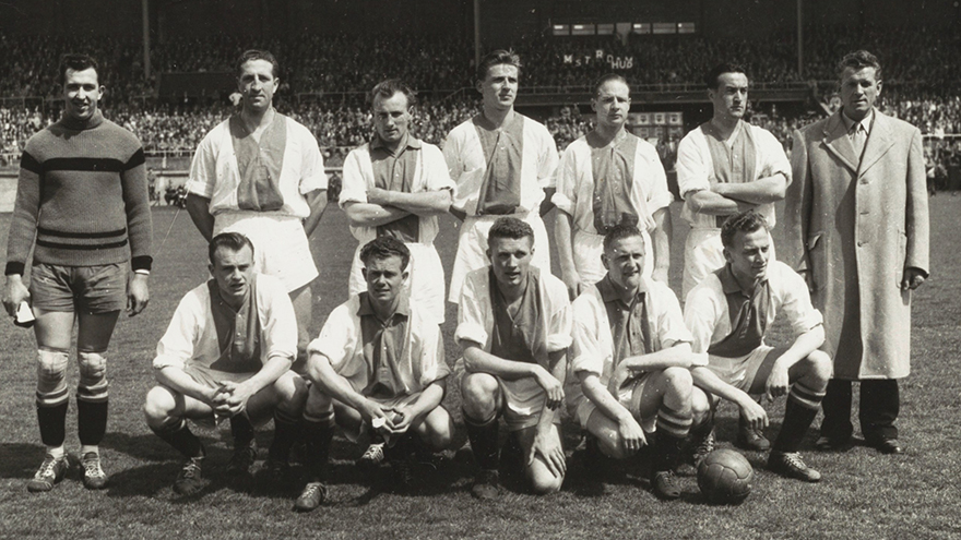 Het kampioenselftal van 1957. Boven: Eddy Pieters Graafland, Ger van Mourik, Ad Visser, Wim Anderiesen, Cor Geelhuijzen, Klaas Bakker, Karl Humenberger. Onder: Piet Ouderland, Piet van der Kuil, Loek den Edel, Gerard van Dijk, Willy Schmidt.