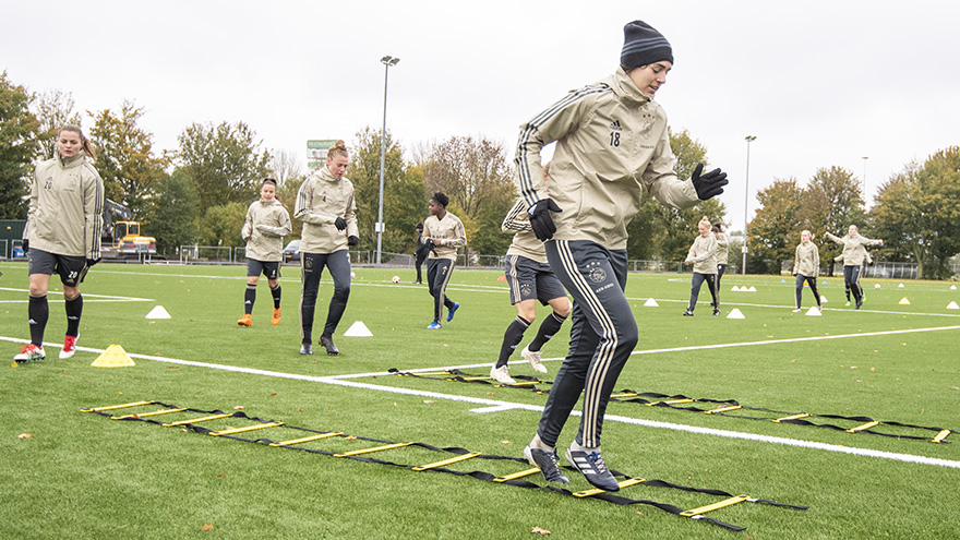 laatste-training-ajax-vrouwen-voor-vlucht-naar-lyon-11