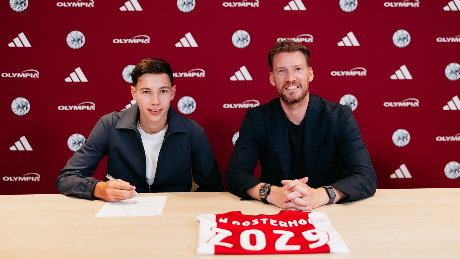 Eerste profcontract voor Charly van Oosterhout