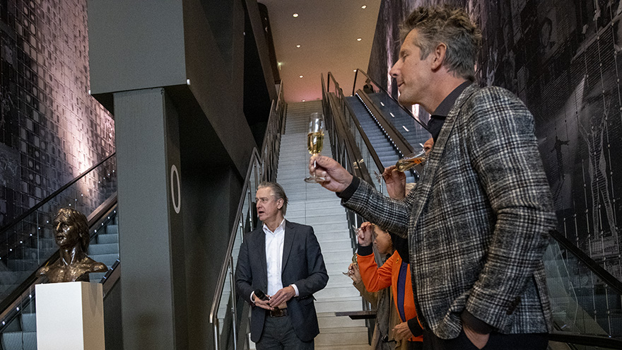 fotos-onthulling-johan-cruijff-wand-borstbeeld-7