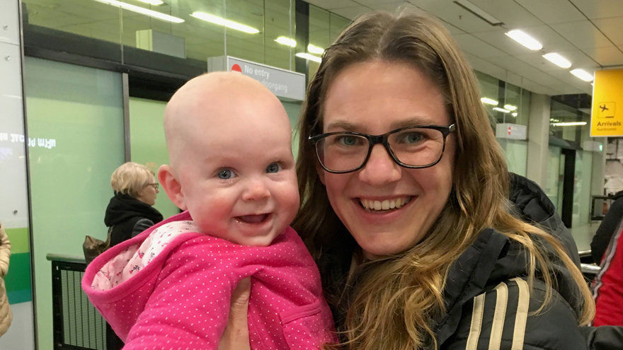 de-ridder-geniet-van-baby-sofie-en-terugkeer-bij-ajax-vrouwen