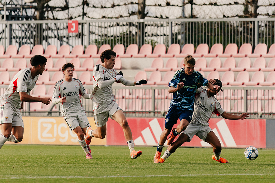 Ajaben Steur Eerste Helft