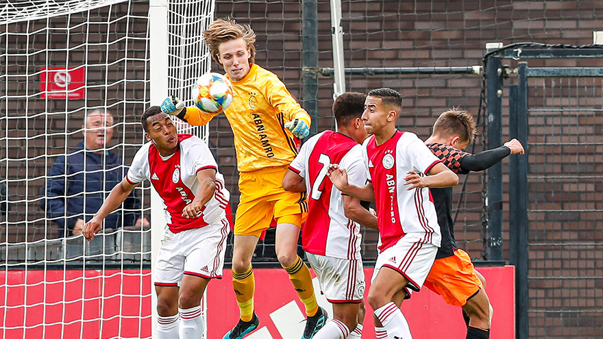 ajax-o19-psv-o19-live-op-youtube-1