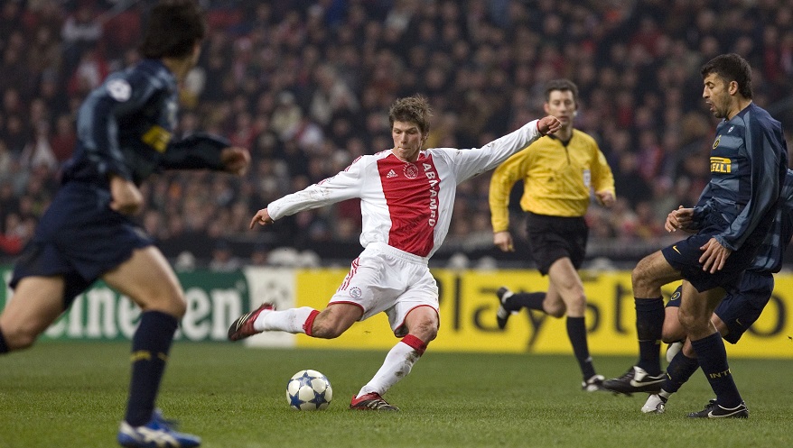 Huntelaar in actie tegen Inter. De spits opende in 2006 de score in de UEFA Champions League-wedstrijd tegen de Italianen.