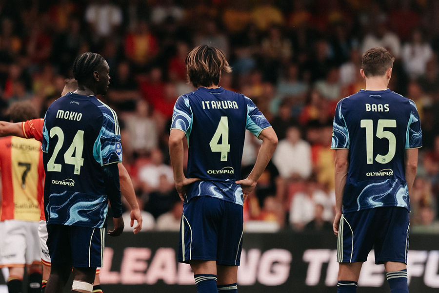 Mokio, Itakura, Baas Achterkant