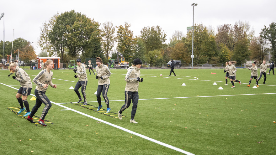 laatste-training-ajax-vrouwen-voor-vlucht-naar-lyon-12