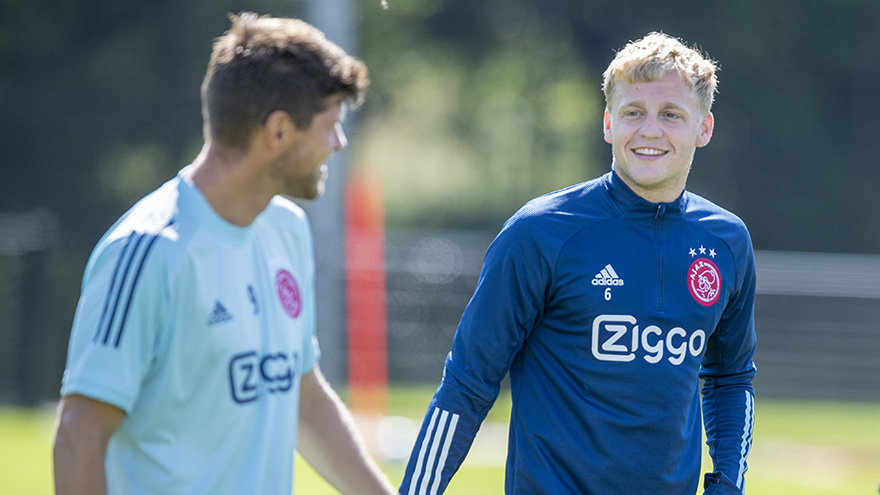 fotos-ajacieden-aan-de-bak-in-zomerse-omstandigheden-