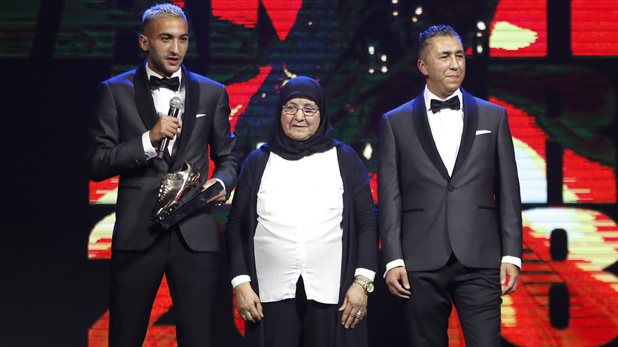 -stralende-ziyech-draagt-gouden-schoen-op-aan-moeder--1