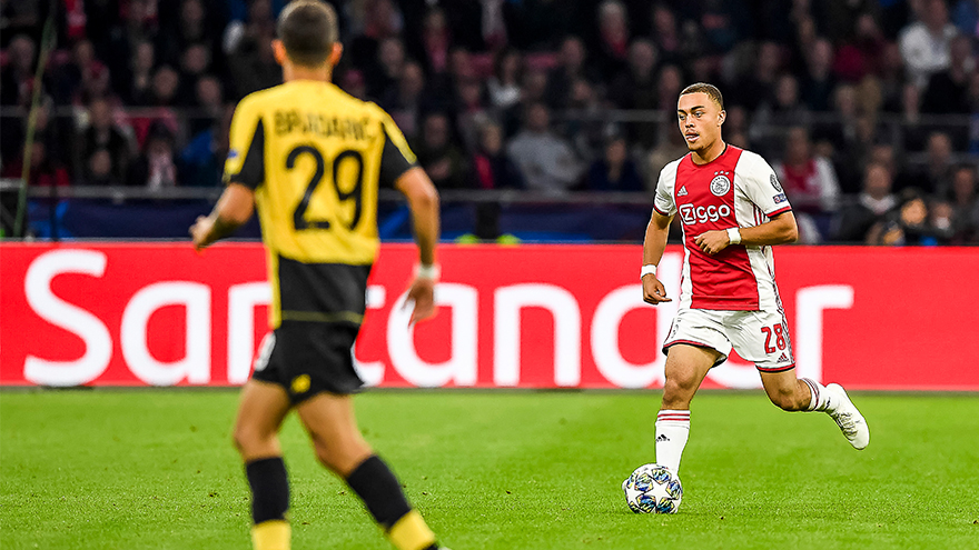 Sergiño Dest maakte tegen OSC Lille z'n debuut in de Champions League.