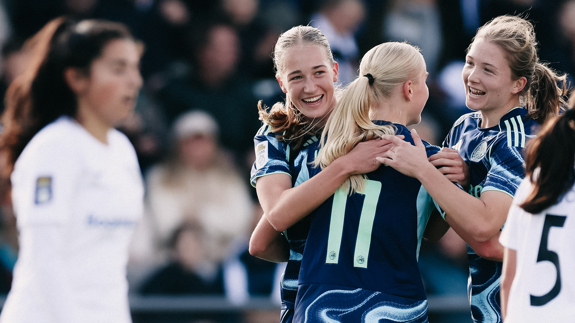 Ajax Vrouwen winnen ruim