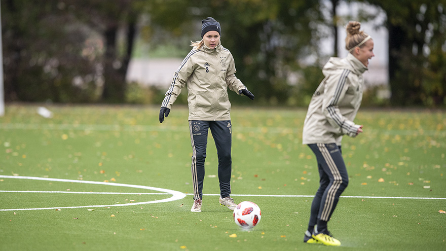 laatste-training-ajax-vrouwen-voor-vlucht-naar-lyon-13