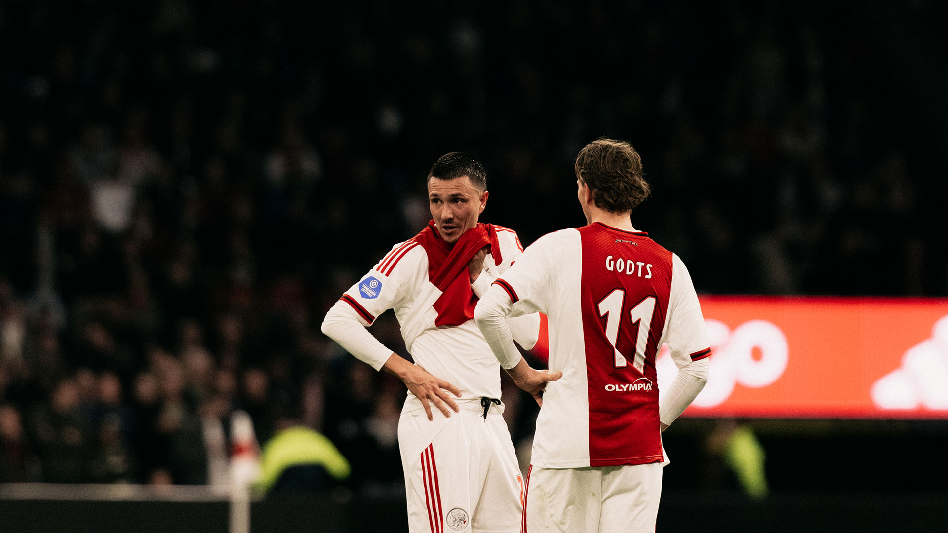 Ajax onderuit in eigen huis