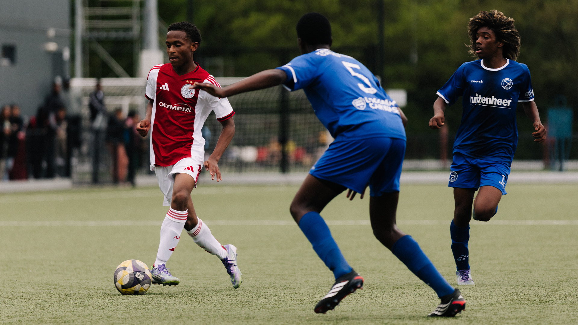 Highlights Ajax O16 - Almere City O16 | Fraaie zege na sterk slot