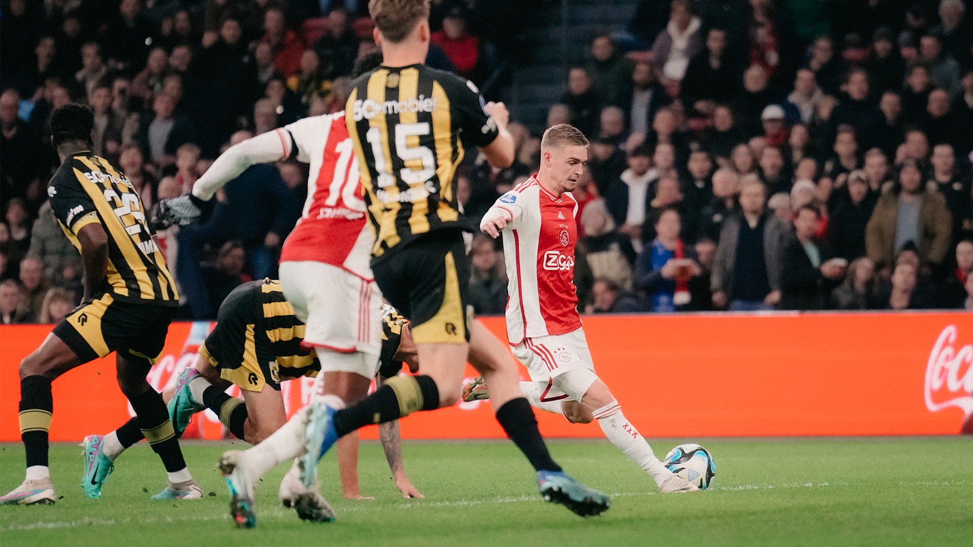 Verslag | Ajax kent geen genade met hekkensluiter Vitesse