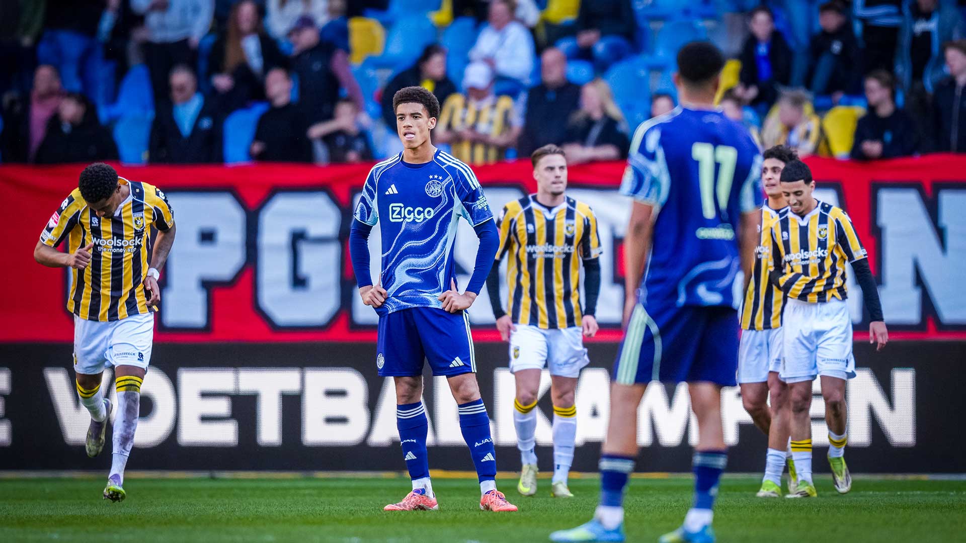 Jong Ajax hard onderuit in Arnhem