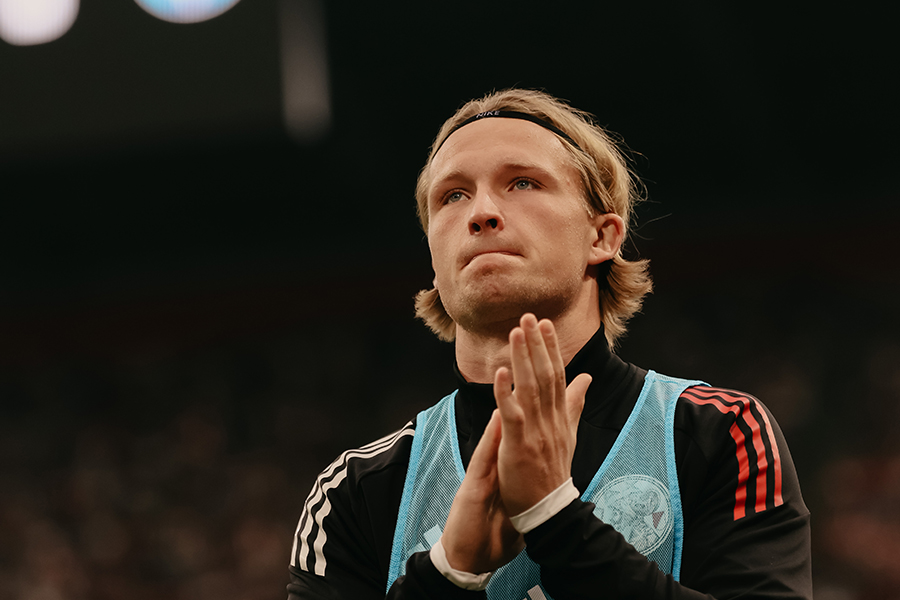 Dolberg Klappen Warm Up
