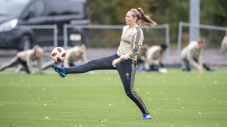 laatste-training-ajax-vrouwen-voor-vlucht-naar-lyon-20