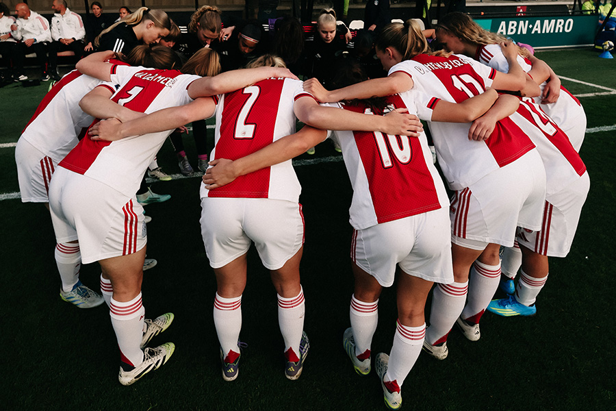Huddleajaxvrouwen