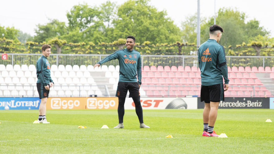 fotos-ajacieden-hervatten-training-in-drietallen