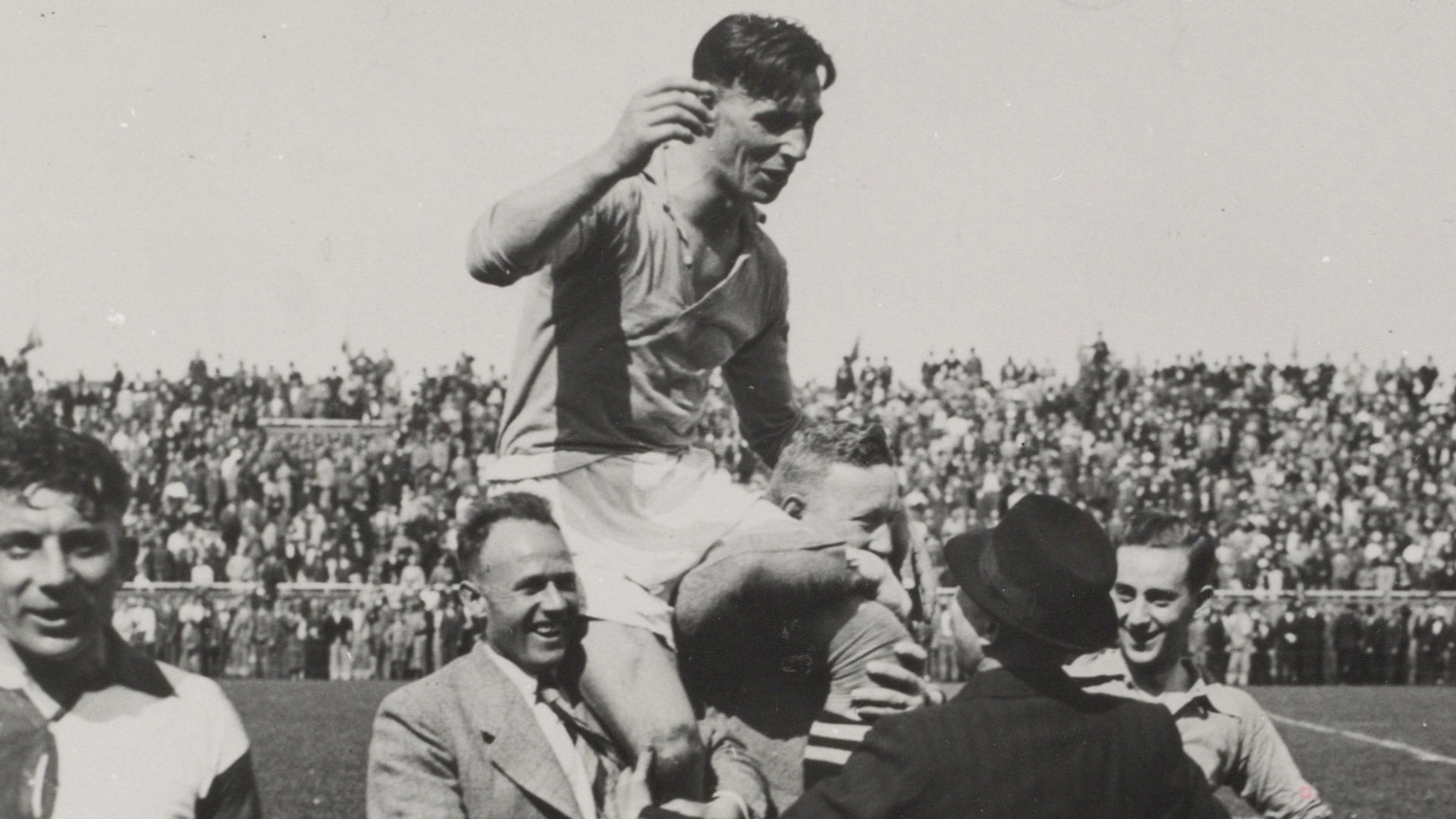 Anderiesen 1920 Op De Schouders Nadat De Ploeg In De Kampioenscompetitie In 1937 Dankzij Winst Op Feyenoord De Landstitel Won AFC003000011 0019