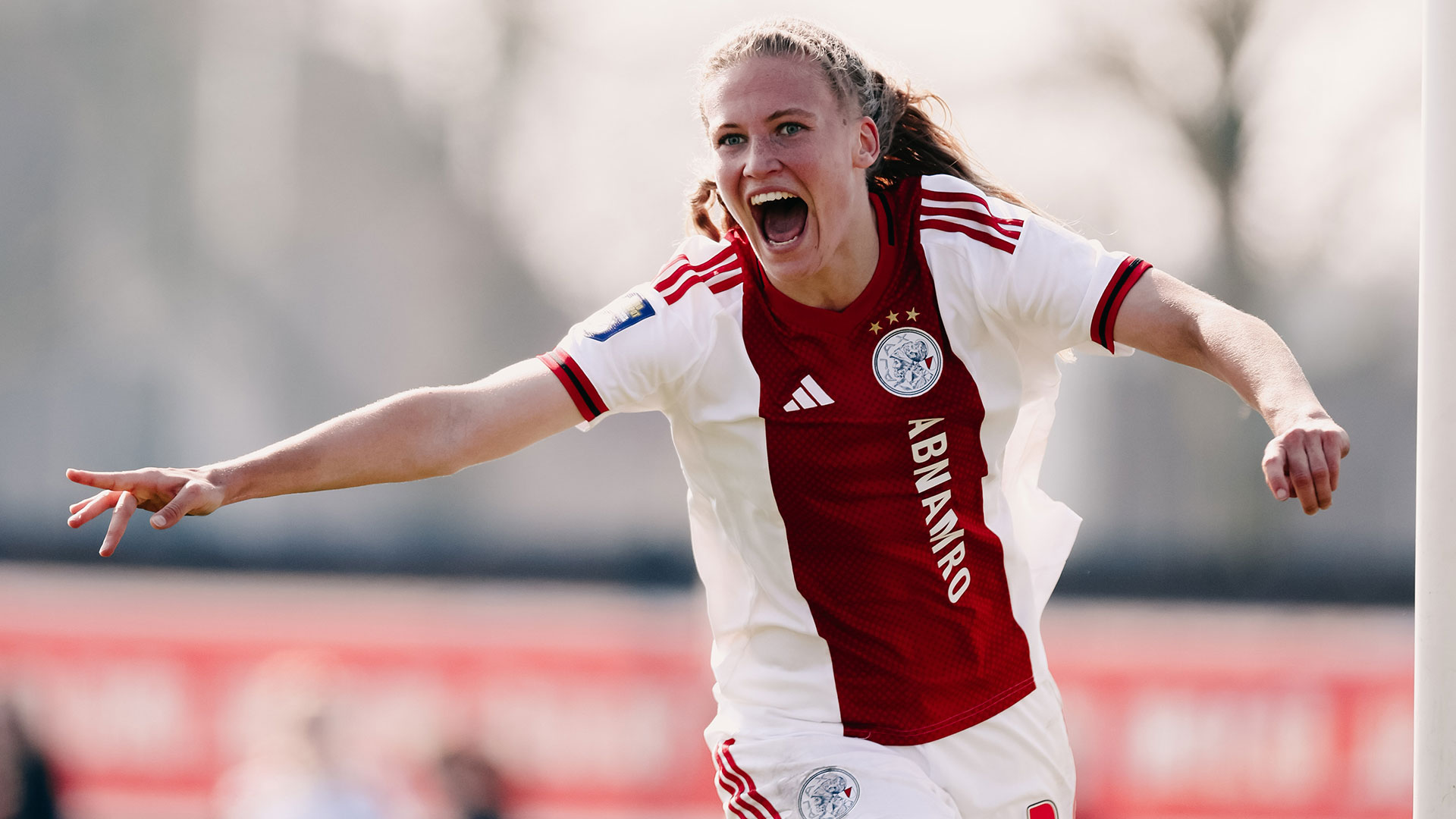 Ajax Vrouwen winnen inhaalduel met NAC