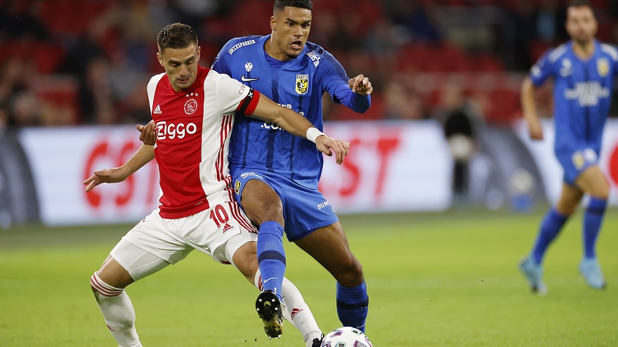 Dusan Tadic in duel met oud-Ajacied Danilho Doekhi.