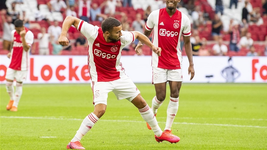 Labyad juicht bij een doelpunt tegen FC Utrecht in de voorbereiding.