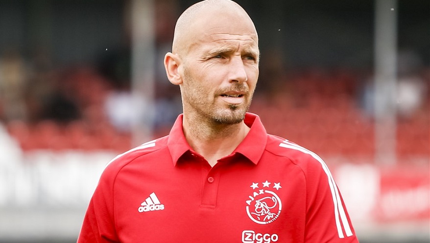 Trainer Mitchell van der Gaag zag Jong Ajax met wisselend succes aantreden in Almere.